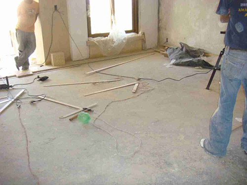 Evaluación del firme: Medimos las condiciones mínimas necesarias para la adecuada instalación, proponemos alternativas de nivelación.