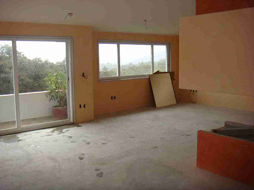 Revisión de humedad: con aparatos especiales, hacemos un diagnóstico de las condiciones de humedad del lugar en donde desea instalar su piso, para prevenir futuras consecuencias por este concepto.